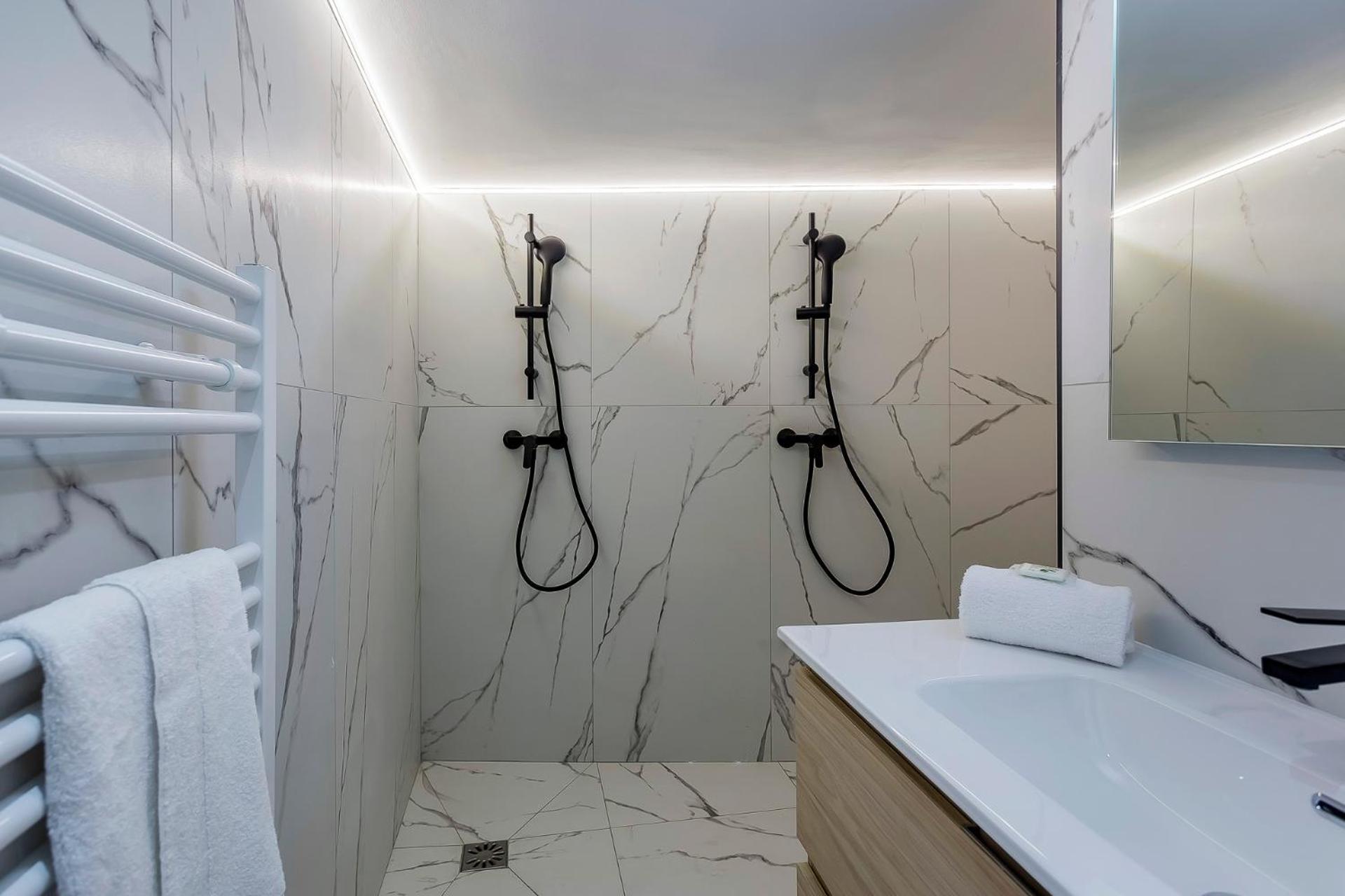 Suite Romantique Balneo Centre ليون المظهر الخارجي الصورة