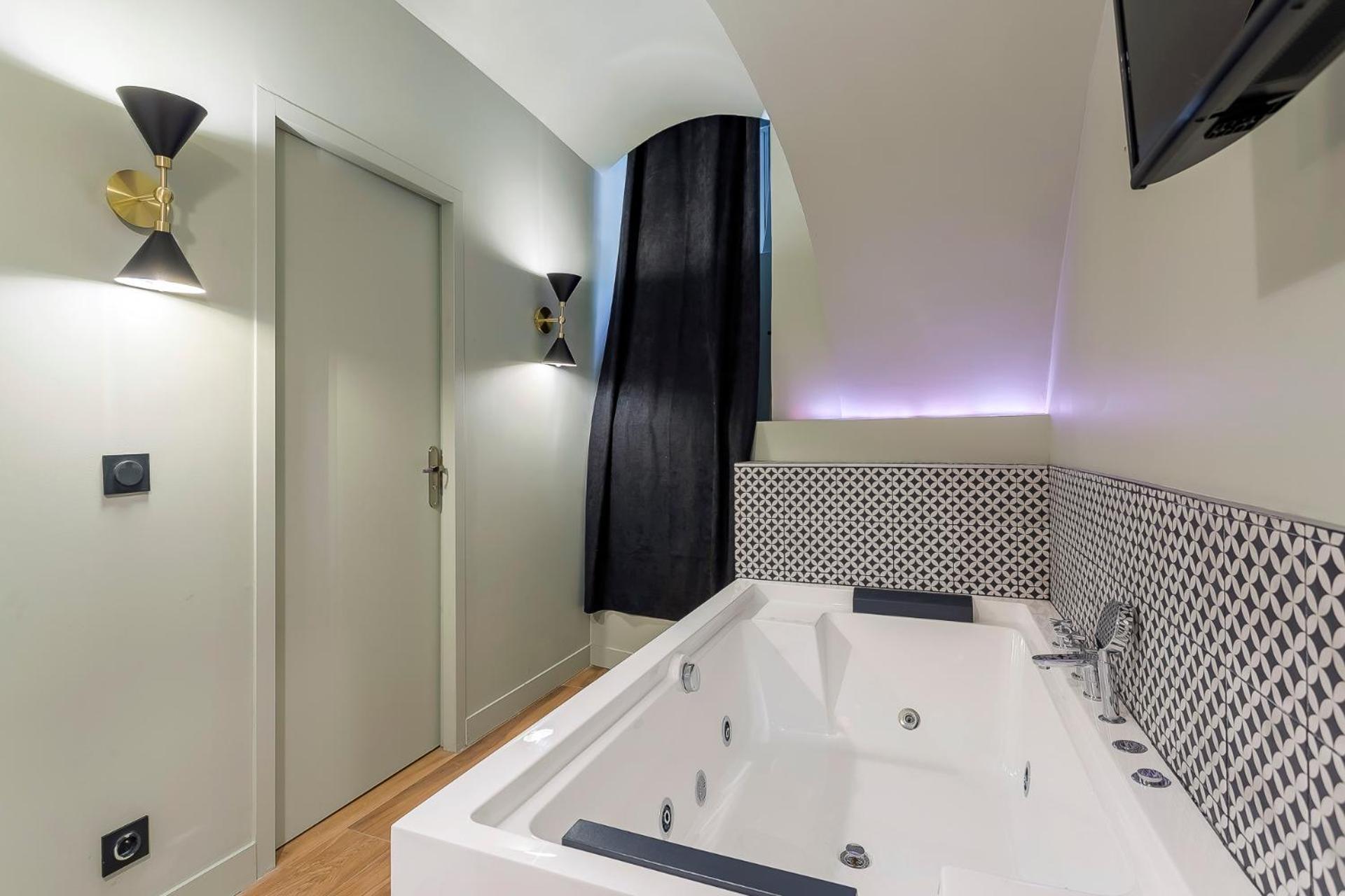 Suite Romantique Balneo Centre ليون المظهر الخارجي الصورة